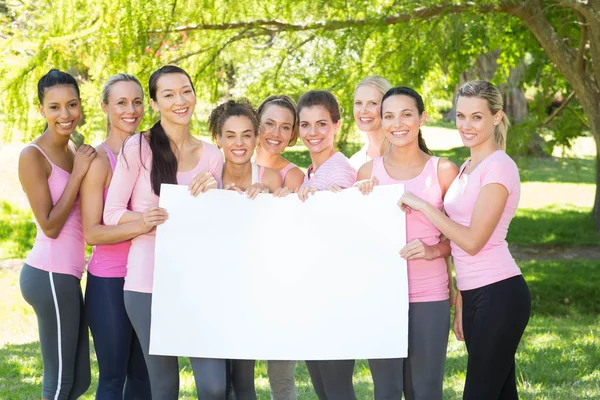 乳がん啓発のためピンク色で笑顔の女性 — ストック写真