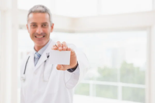Sorridente medico mostrando un vuoto — Foto Stock