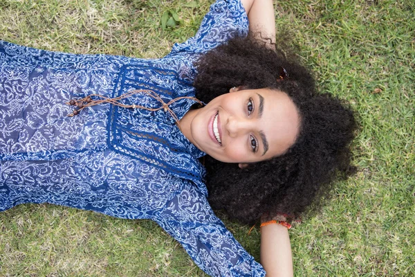 Mulher bonita sorrindo para a câmera — Fotografia de Stock