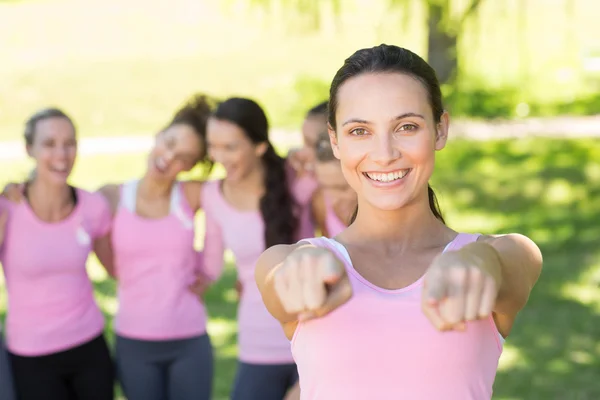 Mujeres sonrientes en rosa para la conciencia del cáncer de mama —  Fotos de Stock