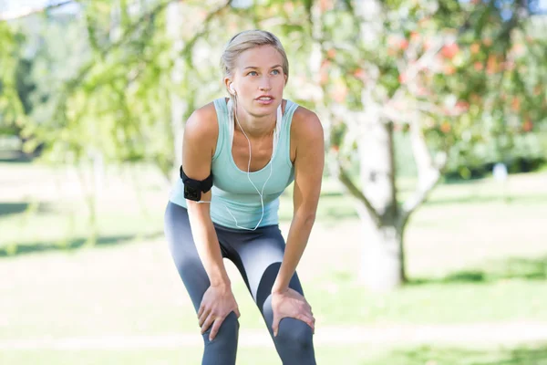 Ładna blondynka joggingu w parku — Zdjęcie stockowe