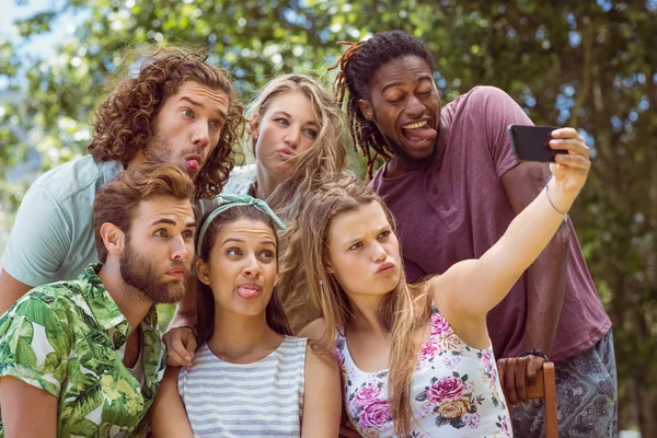 Amigos felices tomando una selfie —  Fotos de Stock