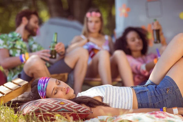 Gelukkig hipsters ontspannen op de camping — Stockfoto