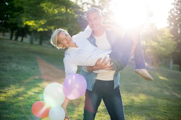 Pareja feliz divirtiéndose en el parque — Foto de Stock