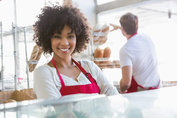 Kellnerin posiert mit verschränkten Armen — Stockfoto