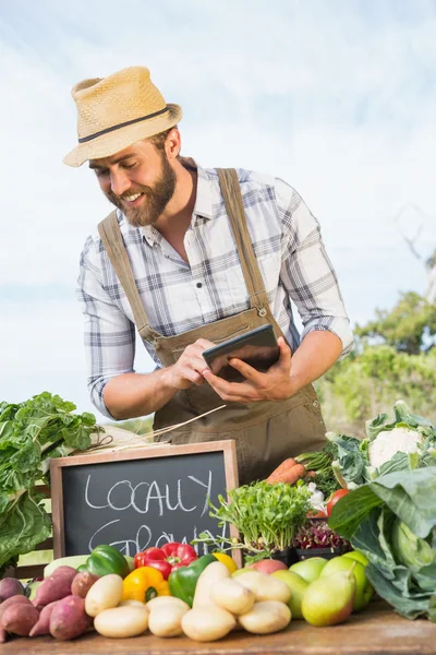 Agriculteur vendant ses produits biologiques — Photo