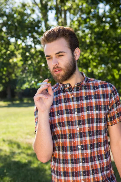 Хипстер курит электронную сигарету — стоковое фото