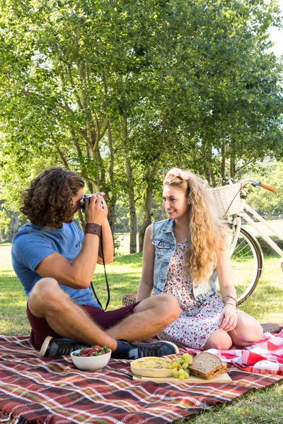 Söt par har picknick — Stockfoto