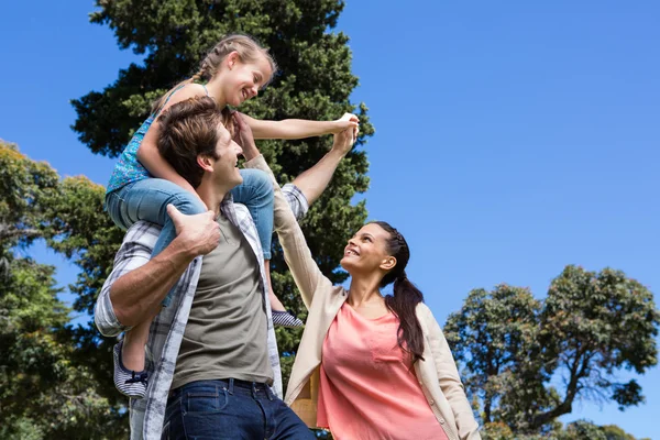 Familia feliz en el parque juntos — Foto de Stock