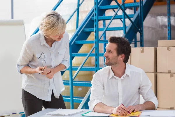 Warehouse managers speaking — Stock Photo, Image