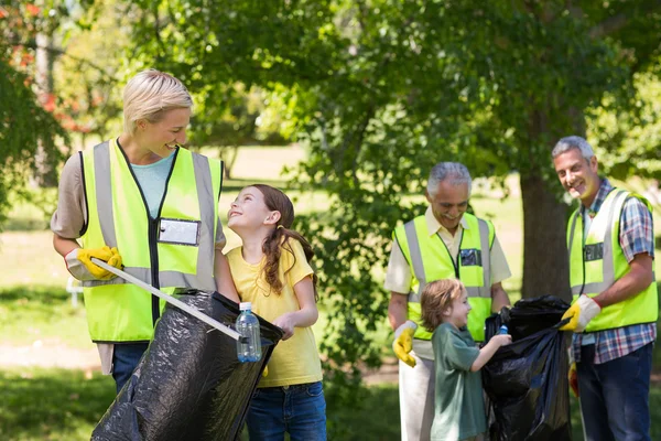 쓰레기를 수집 하는 행복 한 가족 — 스톡 사진