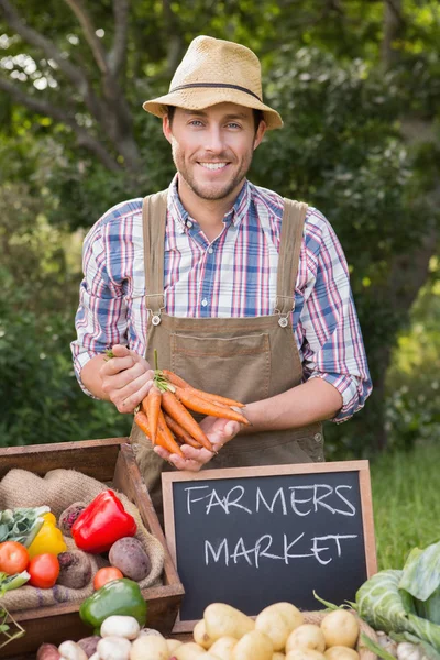 Agricoltore che vende carne biologica sul mercato — Foto Stock