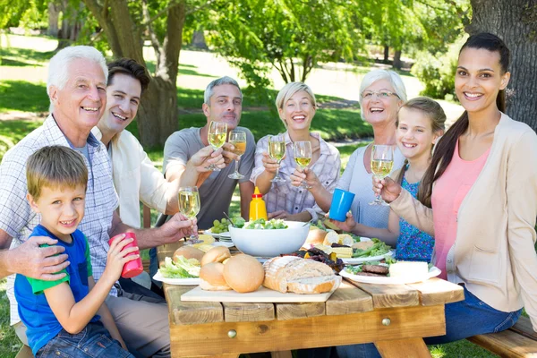 Rodzina organizująca piknik w parku — Zdjęcie stockowe