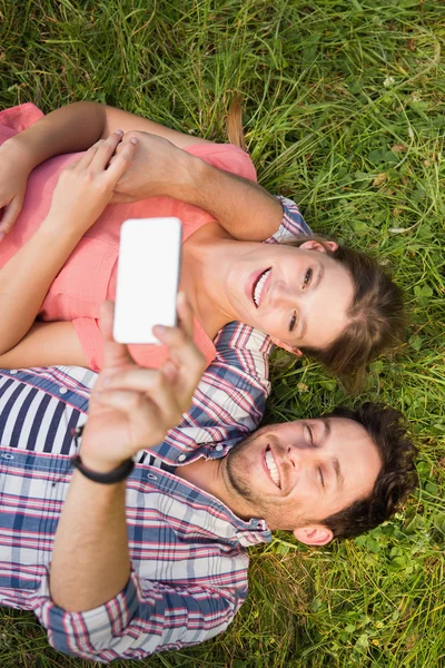 Nettes Paar macht ein Selfie — Stockfoto
