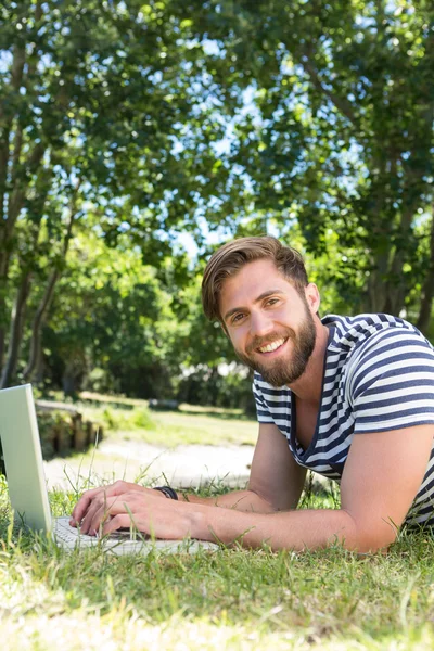 Hipster utilizzando il computer portatile nel parco — Foto Stock