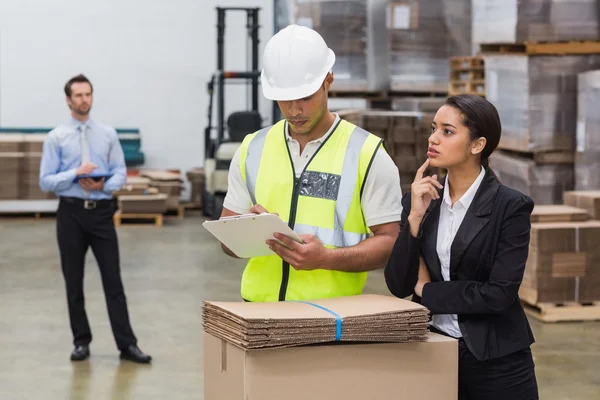 Warehouse manager and worker talking — Stock Photo, Image
