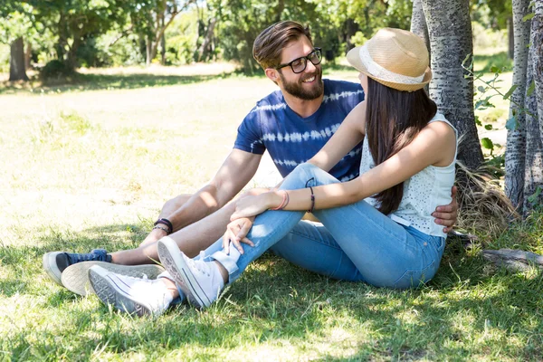 Hipster pareja relajarse en el parque — Foto de Stock