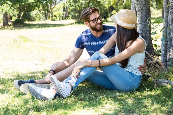 Hipster par avkopplande i parken — Stockfoto