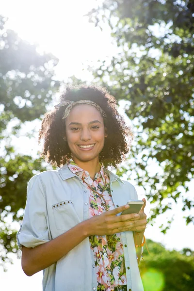 Hübsche Hipsterin mit ihrem Smartphone — Stockfoto