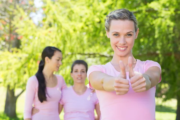 Uśmiechający się kobiety w kolorze różowym dla świadomości raka piersi — Zdjęcie stockowe