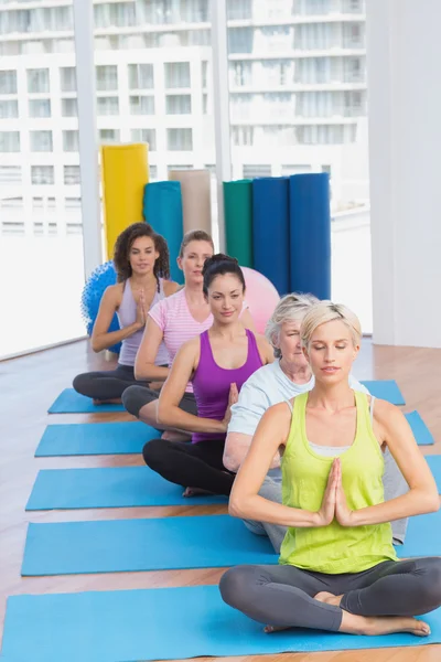 Mujeres meditando en clase de fitness — Foto de Stock