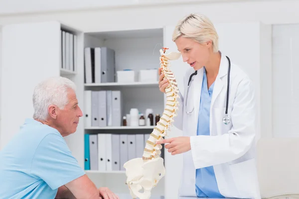 解剖学的脊椎を男に説明している医師 — ストック写真