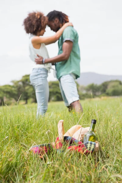 Młoda para na piknik — Zdjęcie stockowe