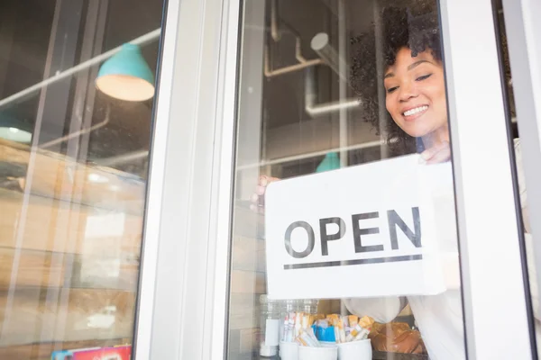 Vackra arbetare presenterar open sign — Stockfoto