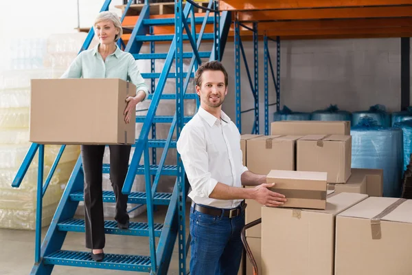 Lagerleiter beim Verladen eines Trolleys — Stockfoto