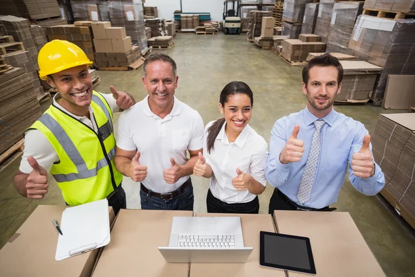 Equipo de almacén mostrando pulgares hacia arriba — Foto de Stock