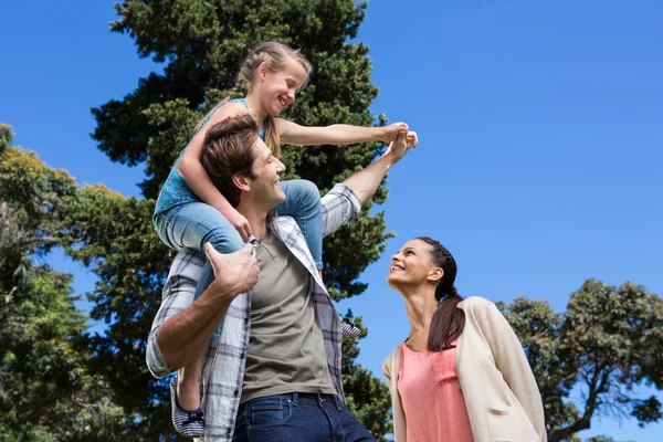 Família feliz no parque juntos — Fotografia de Stock