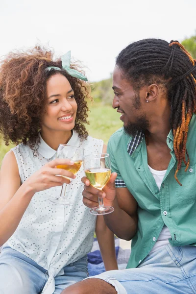 Par på picknick dricka vin — Stockfoto