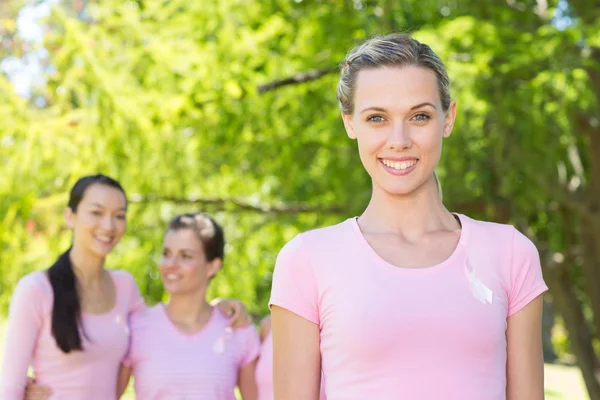 Mujeres sonrientes en rosa para la conciencia del cáncer de mama —  Fotos de Stock