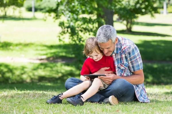 Padre utilizzando tablet pc con suo figlio — Foto Stock