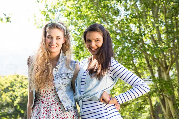 Amici felici sorridenti alla macchina fotografica — Foto Stock