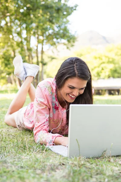 Frau benutzt Laptop im Park — Stockfoto