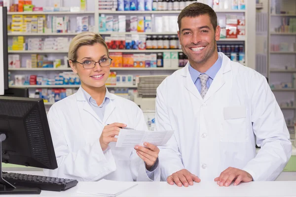 Equipo de farmacéuticos mirando el papel — Foto de Stock