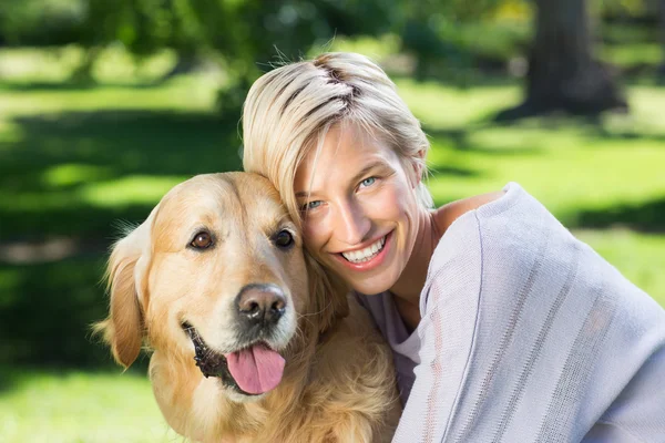 Parkta onun köpek ile sarışın — Stok fotoğraf