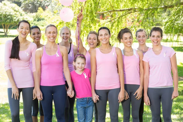 Улыбающиеся женщины в розовом для информированности о раке груди — стоковое фото