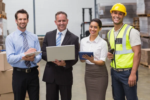 Equipo de almacén sonriente trabajando juntos — Foto de Stock