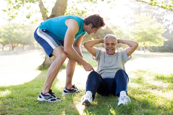 Gelukkig senior training met een coach — Stockfoto