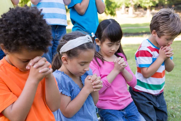 Crianças dizendo suas orações no parque — Fotografia de Stock