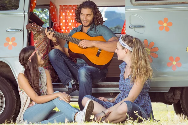 Hipster tocando la guitarra para niñas —  Fotos de Stock