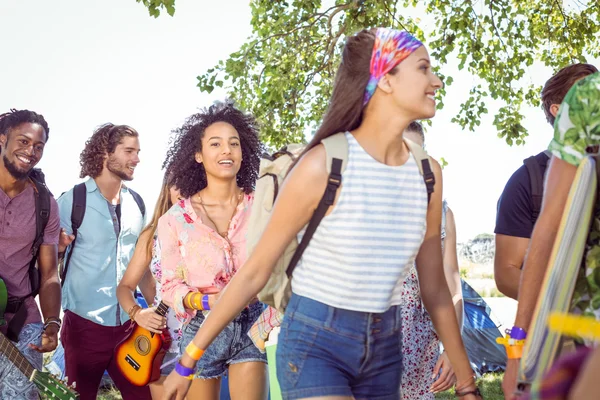 Junge Freunde bei der Ankunft auf ihrem Zeltplatz — Stockfoto