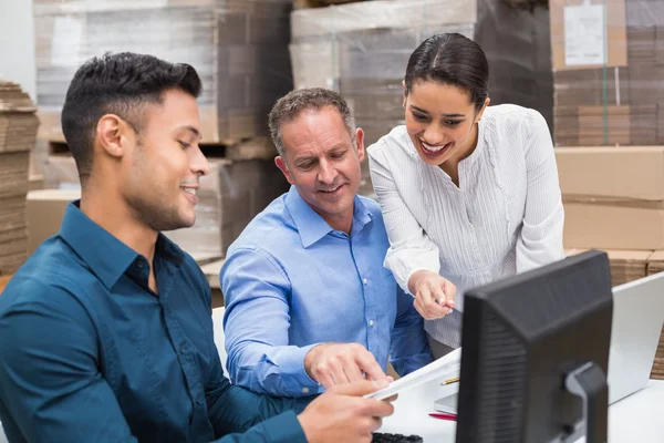 Lagerteam arbeitet zusammen — Stockfoto