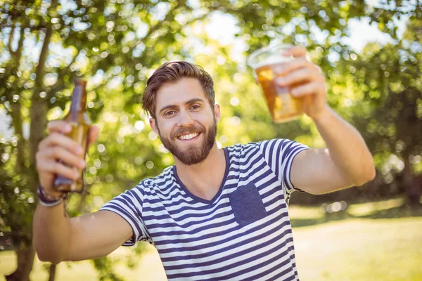 Hipster trinkt sich ein Bier — Stockfoto