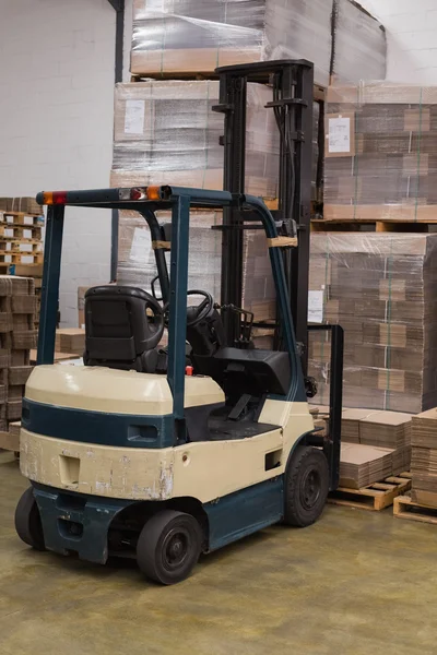 Forklift in a large warehouse — Stock Photo, Image