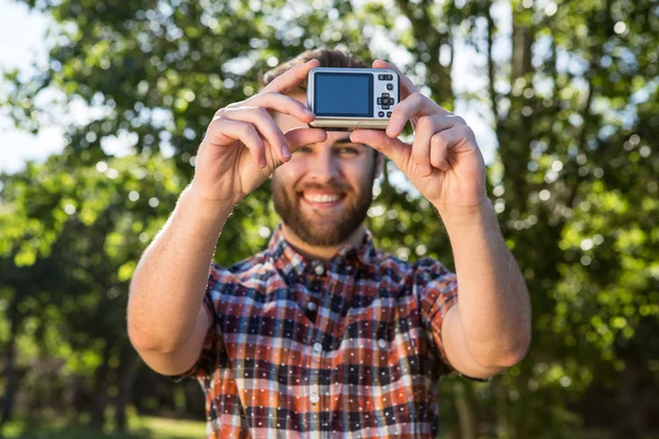 Beau hipster prendre un selfie — Photo