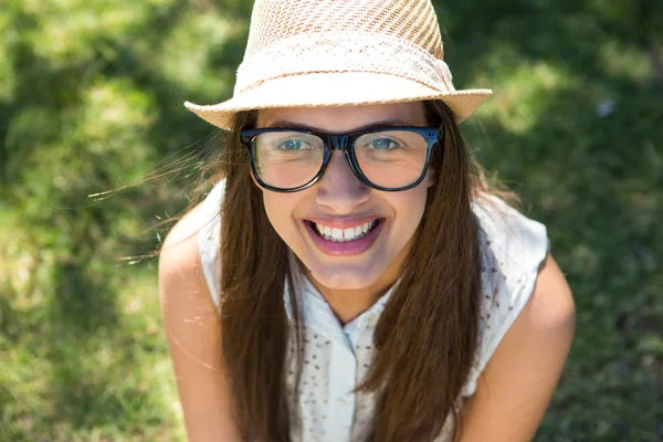 Půvabná brunetka se usmívá na kameru — Stock fotografie