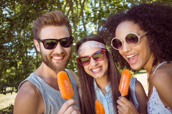 Hipster-Freunde genießen Eis-Lutscher — Stockfoto